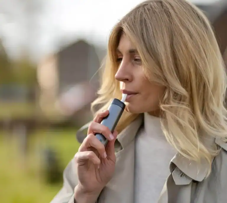 Žena fajčiaca vape